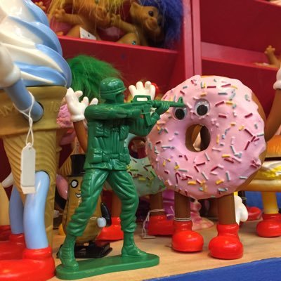 アナタの物欲を刺激する! 狂いたい本屋ヴィレッジヴァンガード西尾店!西尾駅から走って2分!1分切れるかな?ヴェルサウォーク西尾3Fでロングタイムバケーション! 営業時間:AM9:00-PM21:30 お問合せは0563-55-3361まで!※ツイートに対するコメントへのお返事は致しかねます。ご了承ください