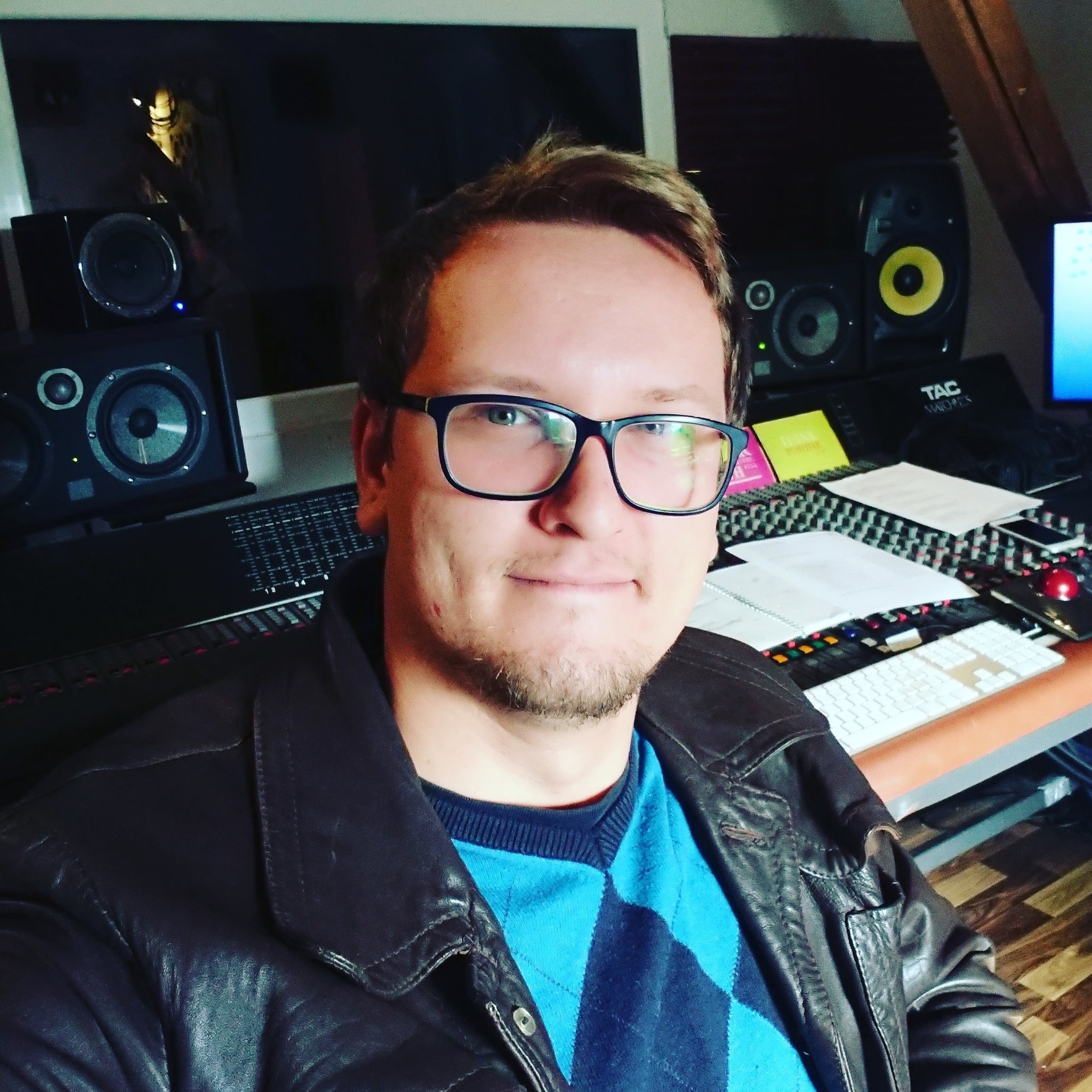 Music composer  🎶 musician and drummer. Auszubildend Audio Engineer diploma in #MARBURGRECORDS 
#musiccomposer #orchestra #synthwave #postrock #filmusic