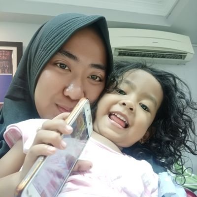Aq orangnya biasa ajja...
Kalau masalah pacaran aq pasti setia dong...
tapi sering curiga siih ama pcar...
hehehehhe