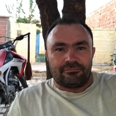 um homem simples que não inveja dinheiro e nem diploma de doutor. um pouco de você.