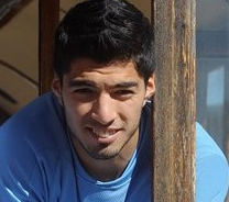 F A L S O :D
YO, el Luis Suarez papá, el golero/goleador de la selesion(? Orgulloso de su Mano de Dios (Y)