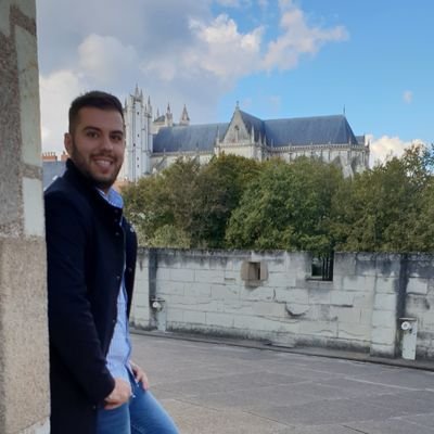 Que las palabras se marchitan con mentiras que es mejor vivir la vida
sin buscarle explicación.
Derecho Uma- Málaga.