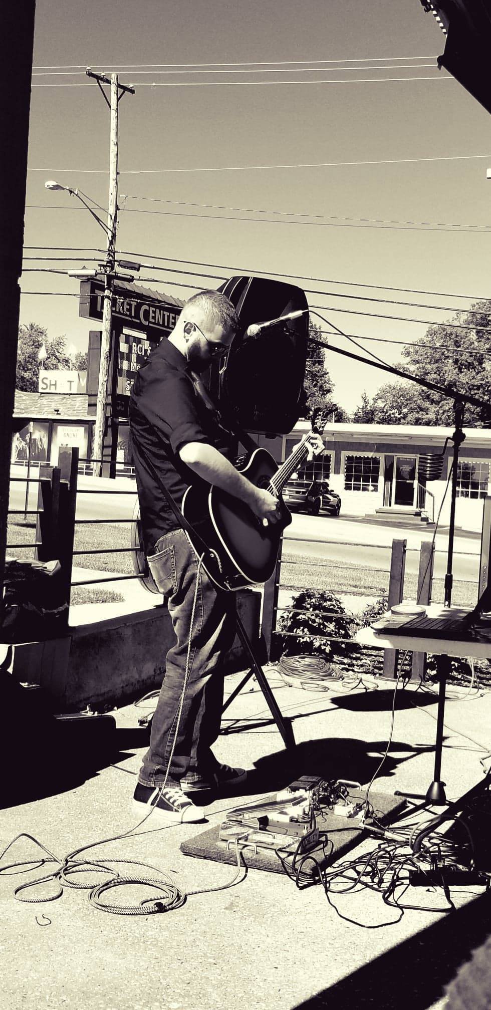 Singer, songwriter and guitarist born in Southwest Missouri