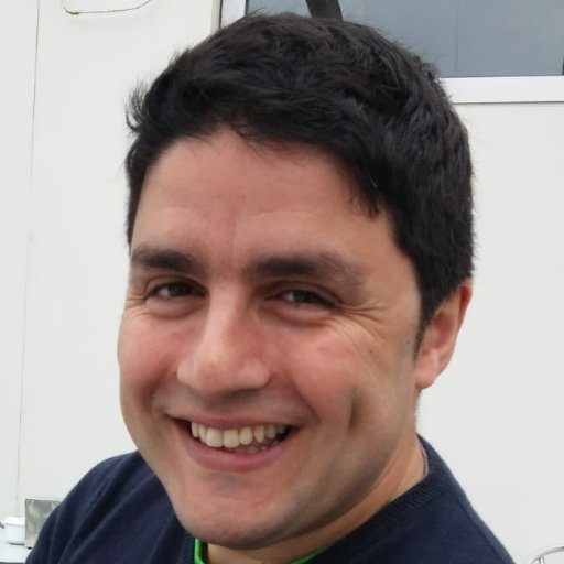 -Escritor
-Profesor de Inglés por la University of Cambridge
-Apasionado de las TIC
-Licenciado en Biología
