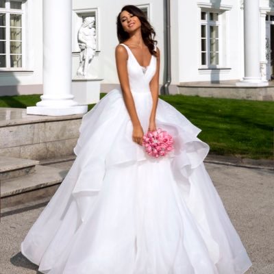 Manufacturer of Spanish wedding dresses is looking for retailers and representatives all over the world 
Contact: sale@tinavalerdi.com or private