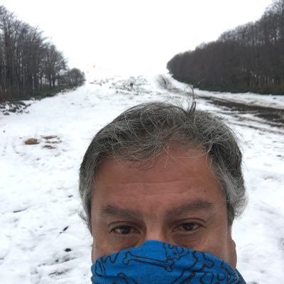 Santiaguino, radicado al sur del mundo, idealista y azul