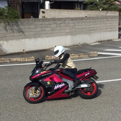 訪問ありがとうございます。 最近某オークションで買ったZX11ライダーです。 古いバイクですから色々手が掛かりましたがデザインが好きでコツコツいじりながら愉しんでいます。 カスタムコンセプトは古き器に新しき酒を盛るです、少しカッコつけ過ぎかな？本当はお金がないだけでです。