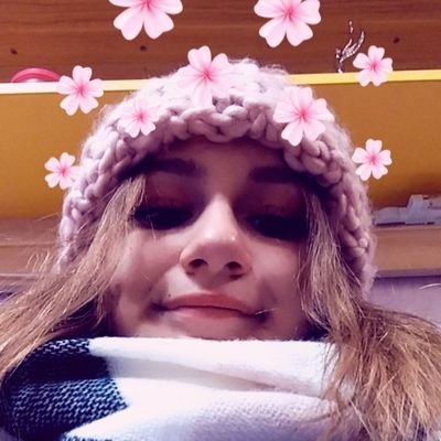 Девочка, не довольная своим цветом волос. И внешностью. И жизнью.