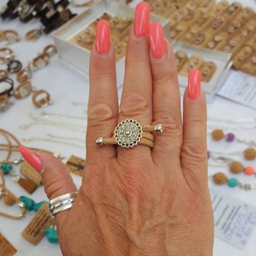 https://t.co/FuORJnlG9r.info@gmail.com
Ida hand works Portuguese #Cork Oak Bark into beautiful fashion accessories. #Leather and #Wood are incorporated into some designs.