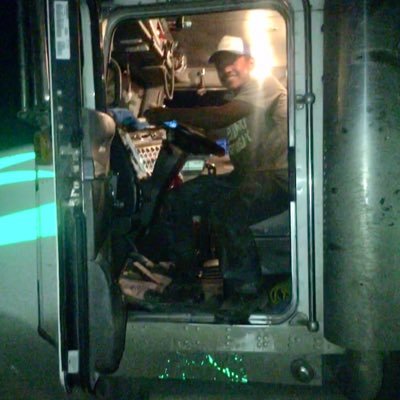 fLLgYzC0yLyJxb7's profile picture. 