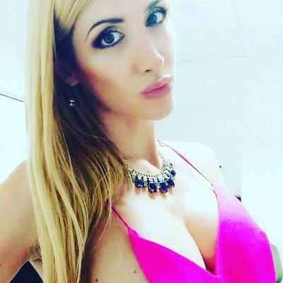 LA RUBIA PERONISTA
Abogada, actriz y conductora.
Luchadora por la Justicia Social y la igualdad de oportunidades.
Fana de Evita.