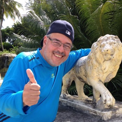 Sin pensarlo mucho..muy venezolano, deseoso de un país democrático , PARA LOS VENEZOLANOS..Caraquista, muy interesado en la realidad del país. CantaMundista..