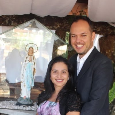 Consagrado e missionário da Comunidade MEL de Deus, bacharel em Direito e casado com Débora Mendes.