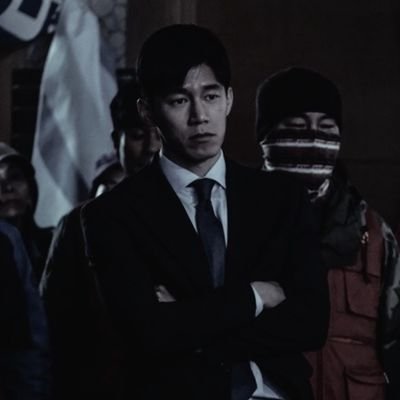 그 흑백의 도시에 우리를 적는다. 적는다. 적는다. 적어내리는 글자 위로 후두둑 투명한 나비가 흩어진다. 그 환상적인 날갯짓에 손목이 부서진 듯 움직이지 않는다. 더 이상 나는 아무도 믿을 수 없다. 너에게 편지를 부칠 수조차 없다.