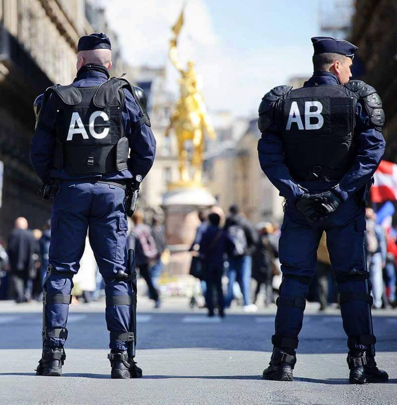 Rire jaune et colère noire