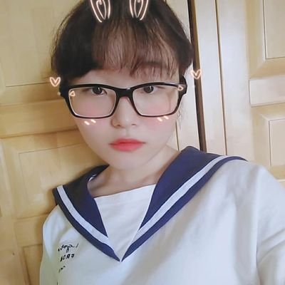 YzUvPuMJVxvMTLe's profile picture. 열아홉