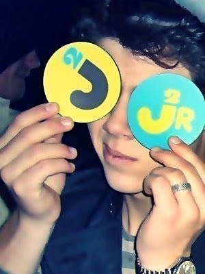 We love Nick Jonas, the perfect boy ♥
teamnickj_@hotmail.com :D