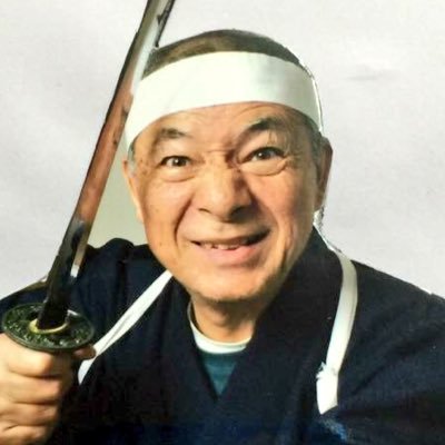 七つの顔を持つ男「水野 飴夫」「畑 古夫」「猪熊 トラ夫」「キャプテンマコー」「謎の中学生」「ドクターMスウィンドラー博士」「下総の赤鬼総徳斉」
日替わりでキャラが変わる駄菓子屋です🥶😎