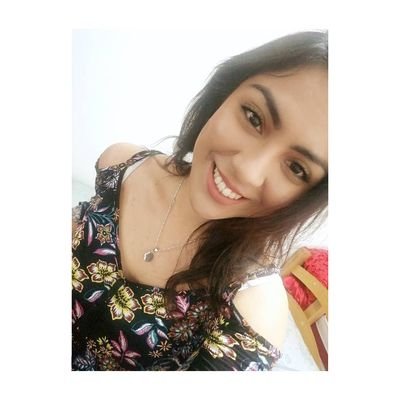 Petisa peli negra feliz, que ríe y come mucho.
Amante de los libros📚
Bachiller de Derecho en la USMP❤️