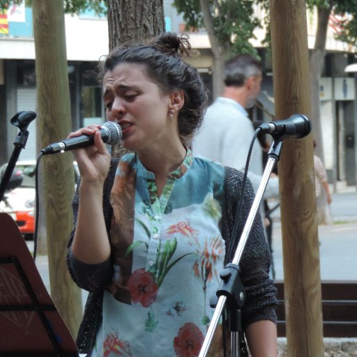 Psicòloga, de vegades social i de vegades de l'educació. En estones lliures, canto.