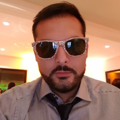 CONTADOR, MARTILLERO Y CORREDOR INMOBILIARIO. Dueño en Trebol Inmobiliaria. #vivalamusica / Argentina, mi país. Gracias Scaloneta Hawking Galilei Einstein
