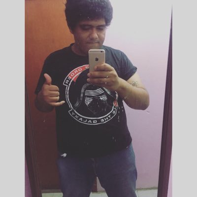 Relajista de pasión, jarocho de corazón, comediante novato, stand-up de salón clases.