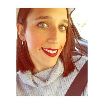 Gordóloga. Adicta a hacer reír. En mis ratos libres ejerzo de princesa Disney. Adoro disfrazarme de plátano.Quiéreme si te atreves.