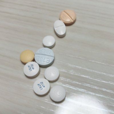 双極性障害、うつ、楽物依存、不眠、人間不信、情緒不安、常に頭の中鬱ループに支配されてます。 10年以上通院投薬治療中です。 一日中、孤独感に押し潰されそうです。子供2人は彼氏と同棲している為、いつも1人で寂しいです。似たような方とお話が宗教、勧誘、営業、アダルト系NGです。