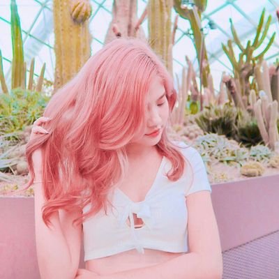 I major in psychology I'm 21. I'm also a watercolor artist and dancer. obsessed with pastel