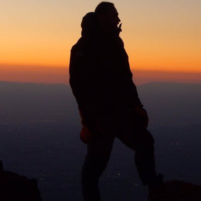 Libertario, Huidobriano-rockheano, hincha de la UC, montañista incipiente, amante de la Patagonia y seguidor de Metallica y Cornell