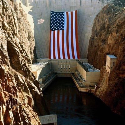 Largest 🇺🇸 ever sewn! 505 ft by 225 ft and weighs 3000 lbs. Takes 500 people to unfurl. Each ⭐️ is 17 ft high. 👏 — at The Hoover Dam. #NeverForget