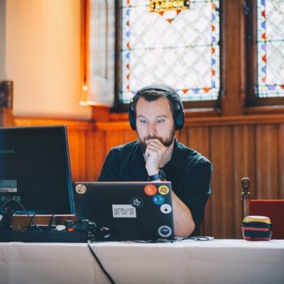 Zirv's profile picture. Regisseur & filmmaker. Semi-illustrator, semi-kok, cat-dad en pseudo-gamer. Ik bedenk nog wel eens wat. (da’s m’n werk)