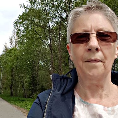 Skriver blogg og små fortellinger, er hobbyfotograf, elsker å lese, ambisjon om å skrive bok, har en energisk storpuddel gutt