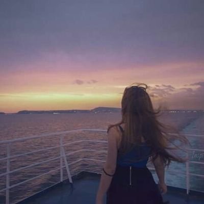 ‏أحياناً أكون طفله كبيره🙊💜