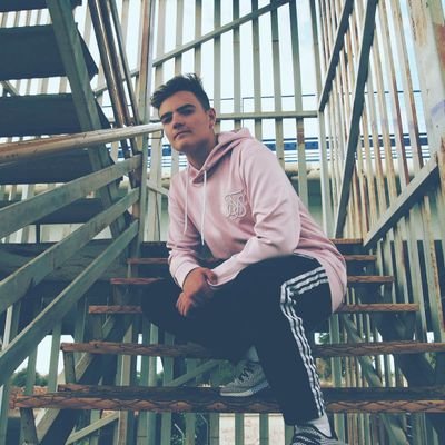 Adricometa11's profile picture. Typing...