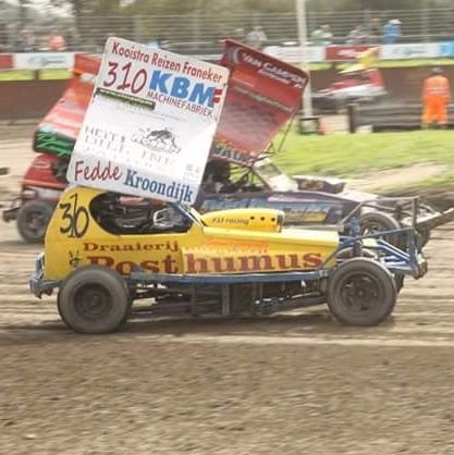 Brisca f1 driver h310 and
mechanic at h30