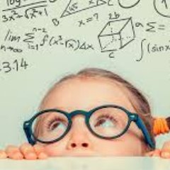 Arquitecto Técnico y estudiante del Máster Universitario en Formación del Profesorado por la UMH. Especialidad en matemáticas.