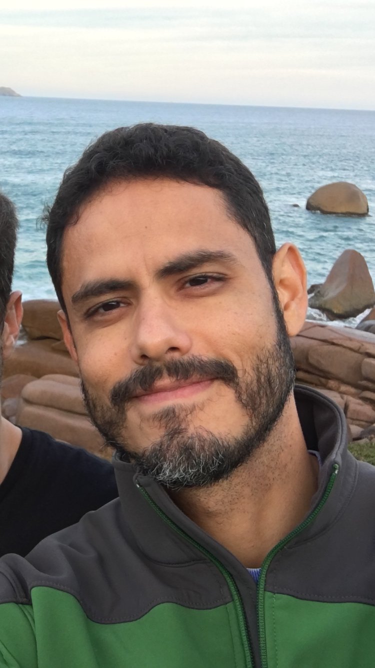 Professor de linguística na UFSC. Formado na Unicamp e UC Berkeley. Defensor de direitos humanos, social-democrata