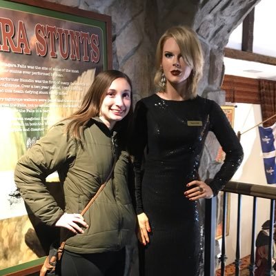 A 25 yo tech major who listens to Taylor Swift all day everyday😍 wildly dreaming of having one of those pictures with Taylor by my side❤️#RepTourEastRuth