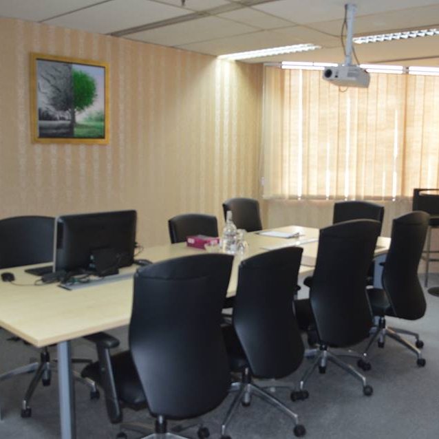 Pay per slot for a fully-equipped meeting room, including complete facilities, furniture, high-speed internet and a staff reception.