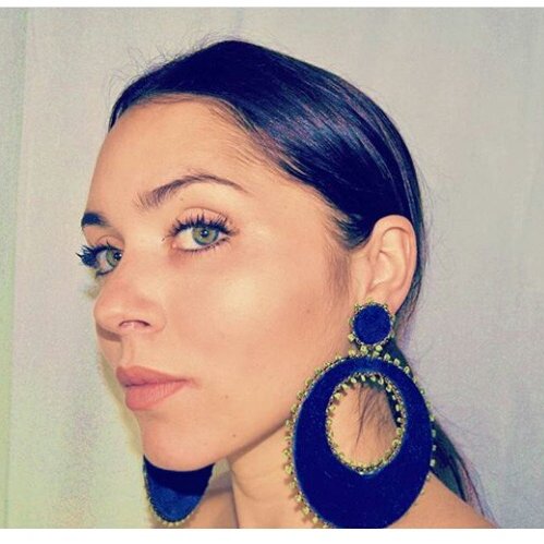 soñadora profesinal...sueño con vivir y trabajar entorno a cualquier tipo de arte,con viajar y en encontrar los amores de mi vida en cada lugar