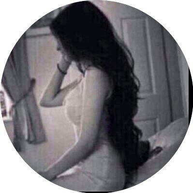 بنتٍ تفز للقصيّد الجزل وتخِتاره ❤️