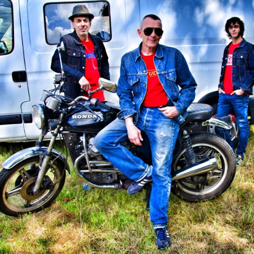 Steff Tej & Ejectes Défenseurs du Reggae rock, sillonnent la planète depuis 35 ans. En parallèle Steff Tej fais aussi parti du projet Odonata X1 et punk n bossa