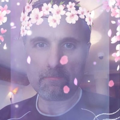 Je suis moi même, franc, honnête et je suis très généreux avec tous le monde. En mode TRISTE 😔 parce que y as trop de gens qui souffre en France et le monde.