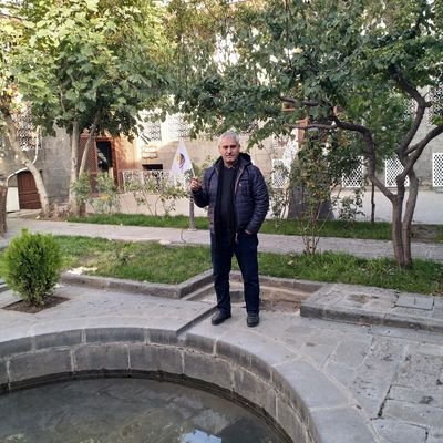 Humanist, Aktivist, Hasankeyf gönüllüsü, Diclenin Dervişi, Mezopotamya kültür elçisi.