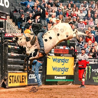 Professional Bull Rider From Moctezuma, Sonora, Mexico 🇲🇽 2019 Canadian Champion https://t.co/2DJx1EXrGg @ariat