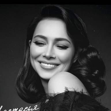 Қыздар жалаңаш бөкселерімен билейді