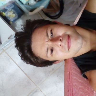 Asmático, intento de peleador de MMA, cinta azul en bjj, verde en hapkido y naranja en lima lama.
-Licenciado en terapia física y rehabilitación