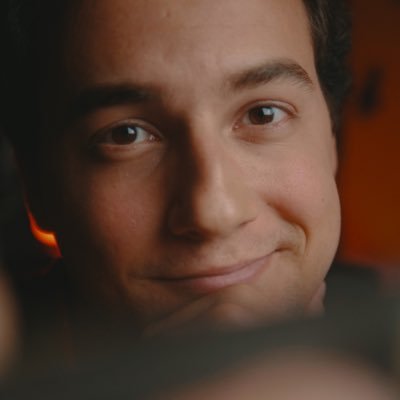 Youtuber passionné. S'il ne se marre pas, il meurt, direct.
