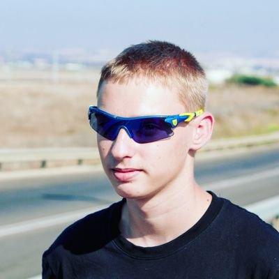 R250703's profile picture. My name is Richard, im 15, and i in school